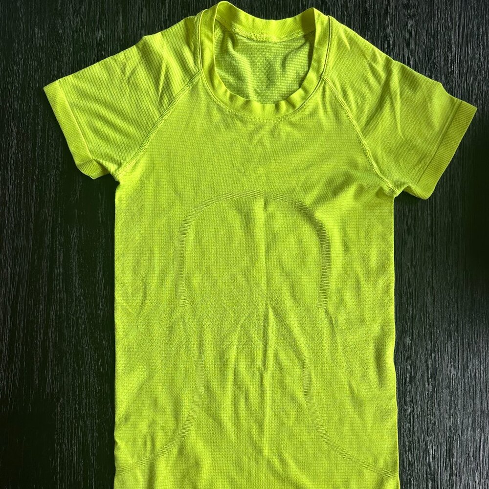 Lululemon Swiftly Tech Short Sleeve Crew in Lucid Lime Size 0